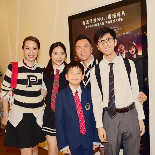 甄子丹儿子大学毕业与生母合照 父亲因工作未到场