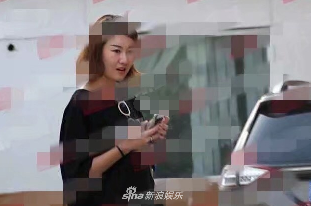 村民曝王宝强带女友回老家奔丧 模特女友高挑貌美获赞