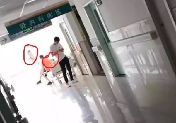 村民曝王宝强带女友回老家奔丧 模特女友高挑貌美获赞