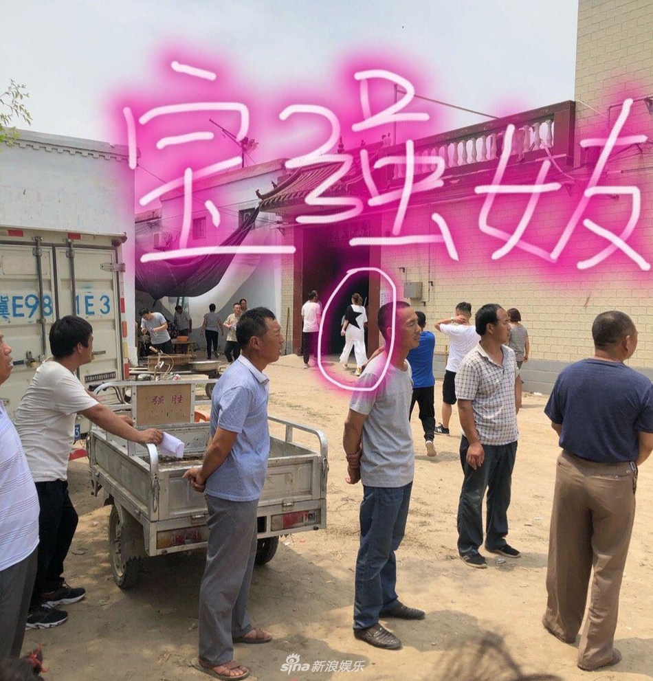 村民曝王宝强带女友回老家奔丧 模特女友高挑貌美获赞