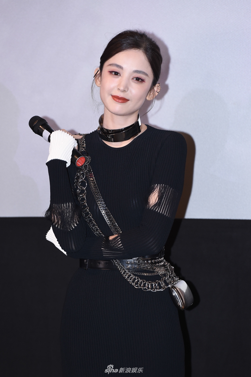 古力娜扎变身哥特风少女 镂空长裙隐现美腿