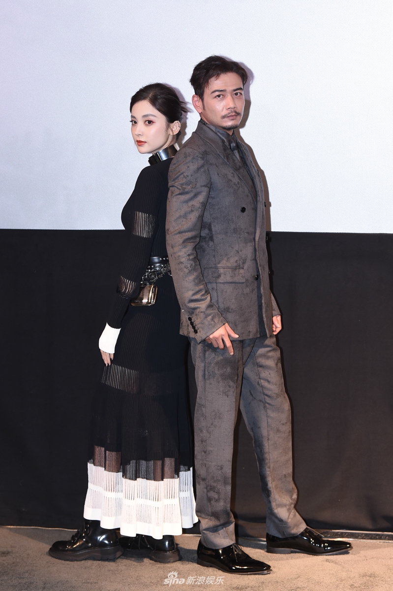 古力娜扎变身哥特风少女 镂空长裙隐现美腿