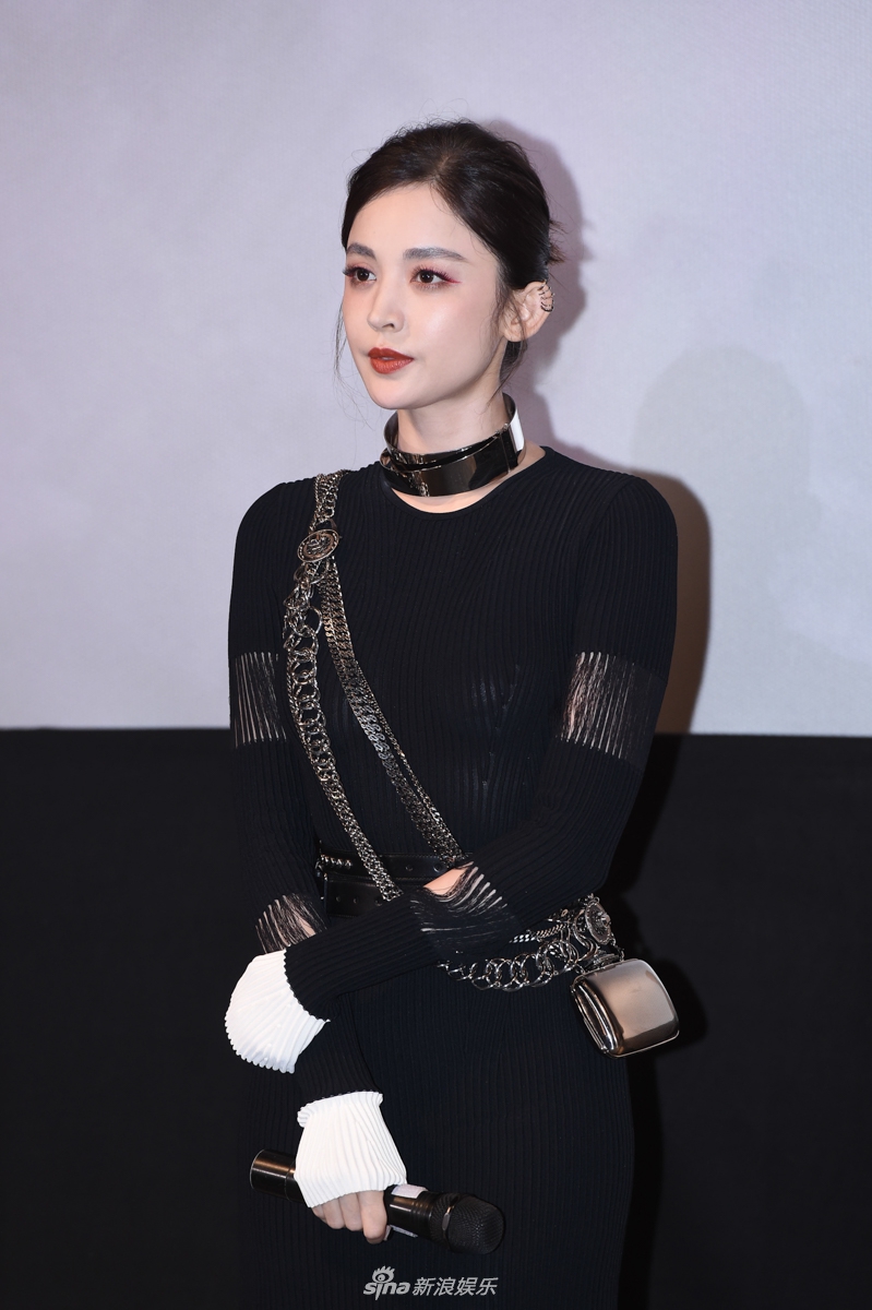 古力娜扎变身哥特风少女 镂空长裙隐现美腿