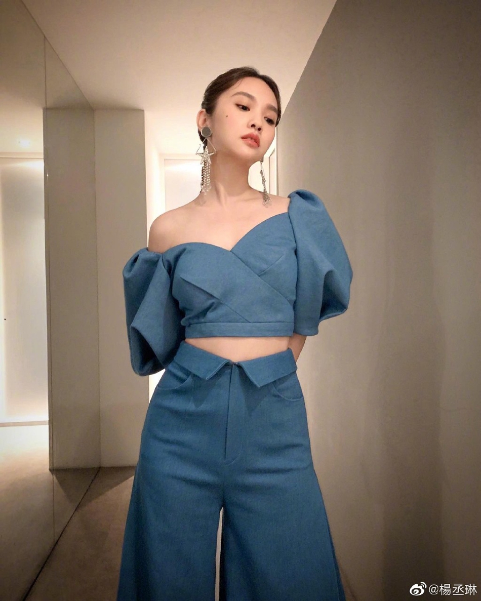 杨丞琳秀香肩蛮腰 阔腿裤暗藏玄机玉腿若隐若