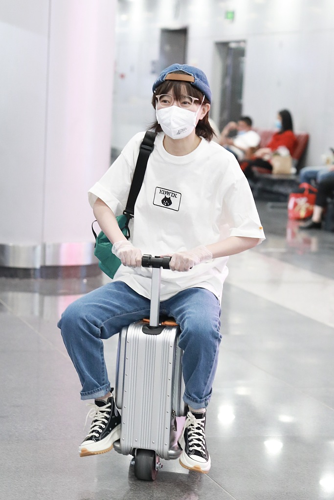 新浪娱乐讯 6月4日,焦俊艳现身首都机场,她反戴鸭舌帽短发俏皮,坐行李