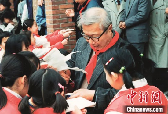 任溶溶为学生签名。<a target='_blank' data-cke-saved-href='/' href='/'><p align=