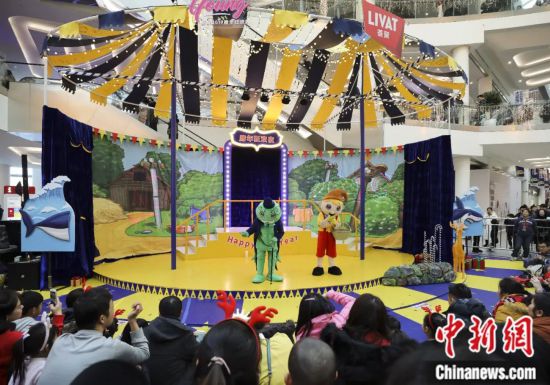 童话剧表演《木偶奇遇记》在北京一商场上演，现场匹诺曹和他的朋友的精彩表演吸引了众多的观众。<a target='_blank' data-cke-saved-href='/' href='/'><p align=