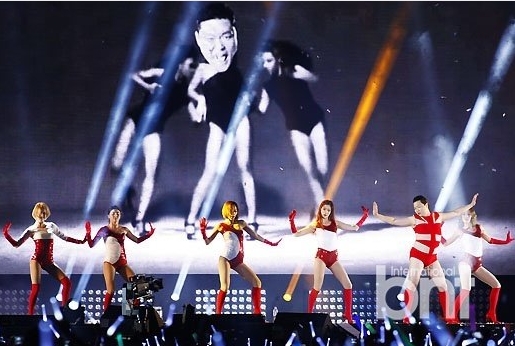 鸟叔演唱会大跳艳舞 穿红色透视泳装似内裤夸张 - 青岛新闻网