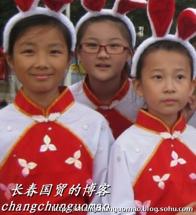 <em>孙楠</em>13岁<em>大女儿</em>买宝瑶校园照 买宝瑶少女初长