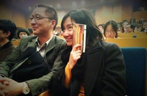 赵子琪为女儿缝制玩具