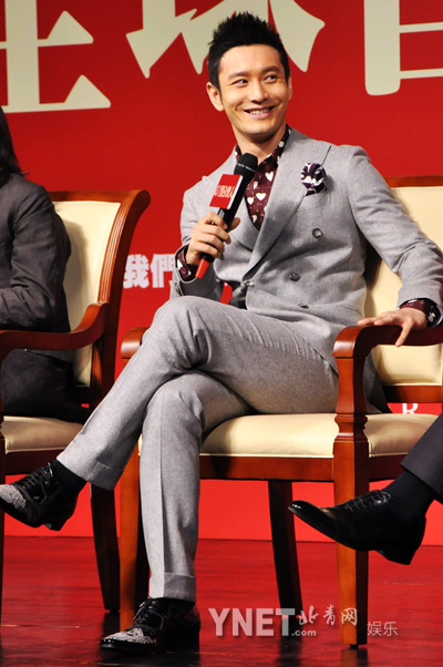 黄晓明谈学生时期恋情 被问与赵薇睡了没(图)