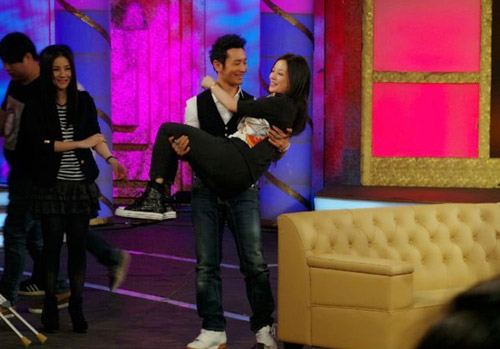 黄晓明谈学生时期恋情 被问与赵薇睡了没(图)