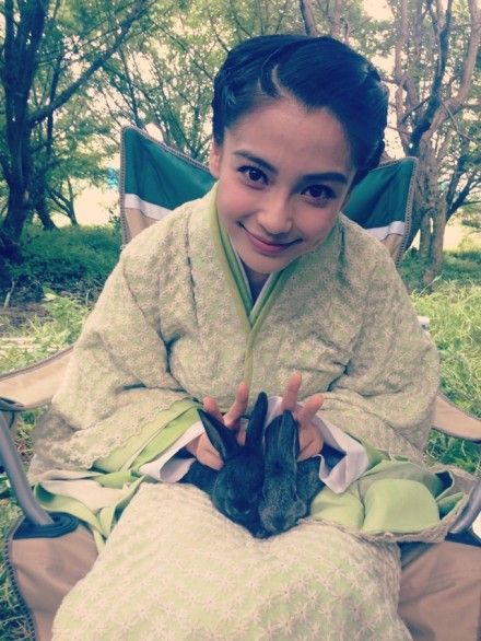 Angelababy 变古装 美女 抱兔自拍激萌(组图) - 青
