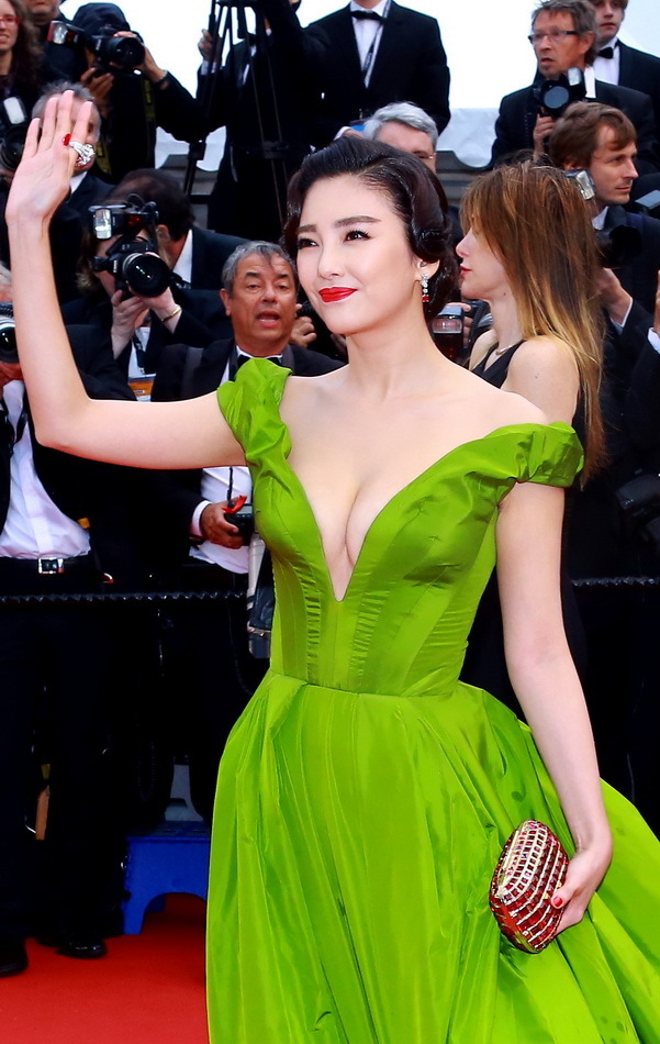 <em>女星</em>争艳<em>戛纳</em>:张雨绮深v爆乳完胜粉嫩范冰冰