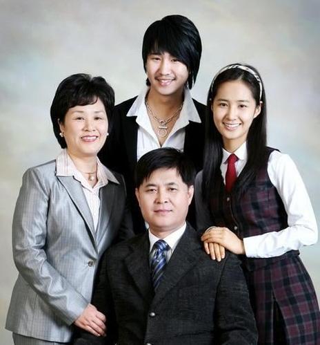 <em>少女时代</em>成员家庭照 <em>允儿</em>父亲帅气秀英姐姐貌