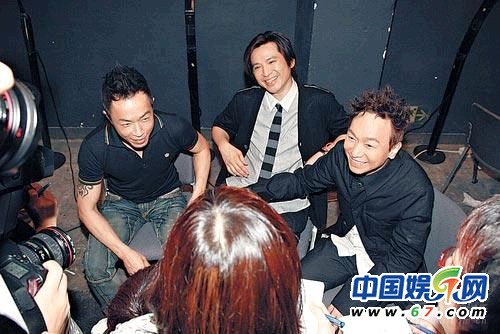  黄家强黄贯中 爆发 骂战  Beyond昔日半裸旧照曝