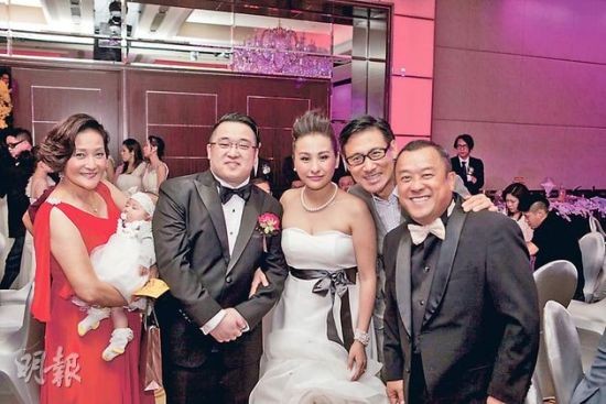 曾志伟儿子大婚时,好友张学友(右二)也来到贺