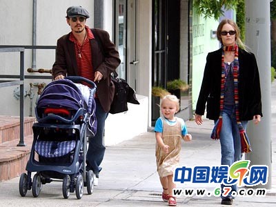 <em>约翰尼德普女儿</em>曝私照 天使面孔魔鬼身材(图) 