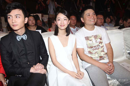 周冬雨俯身胸部平坦 陆贞<em>赵丽颖</em>尴尬露<em>内裤</em>(图