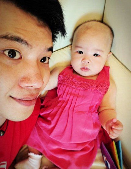 黄奕老公晒与女儿萌态合照