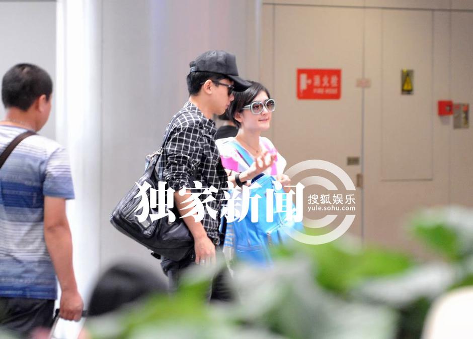 <em>谢娜</em>与<em>张杰甜蜜</em>离京 获老公细心呵护无孕相 - 