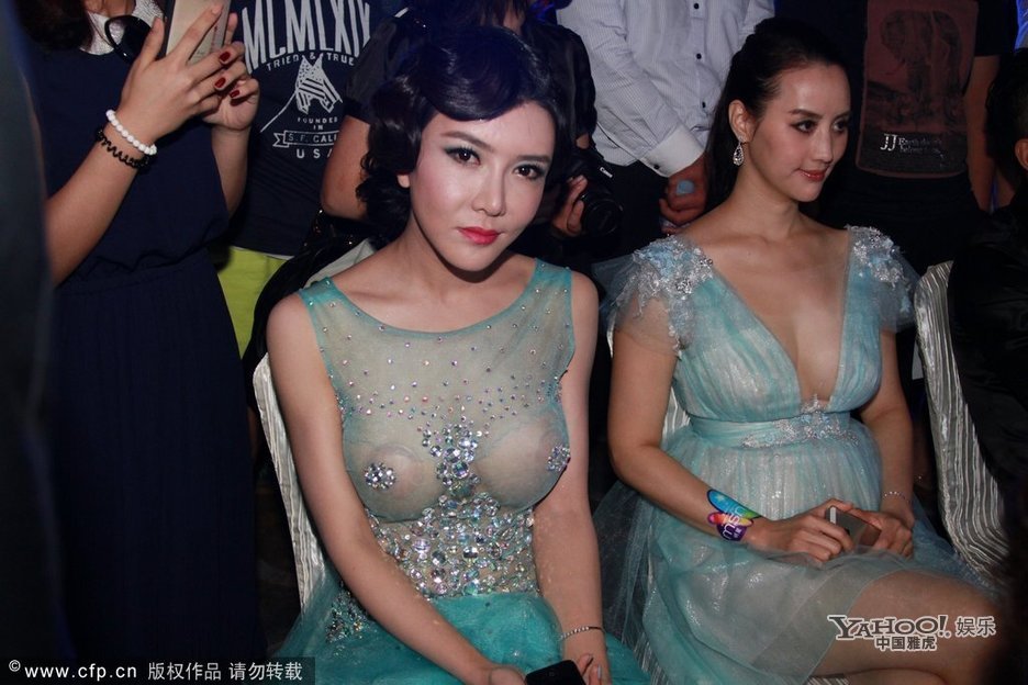 龚玥菲与王李丹妮斗艳互不理睬