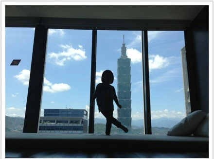 赵薇女儿在101大厦前热舞