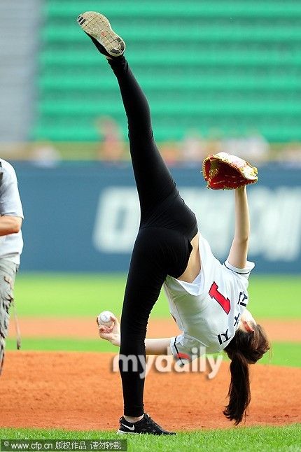 申秀智担任棒球比赛投球嘉宾 现场倒立劈腿展惊人柔韧性