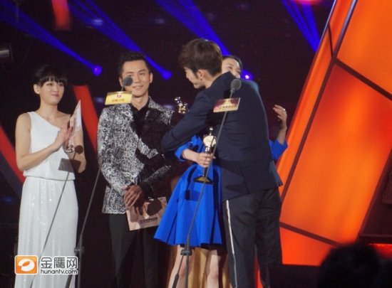 张翰郑爽牵手拥抱对视摸脸 翰爽恋疑公开(图)