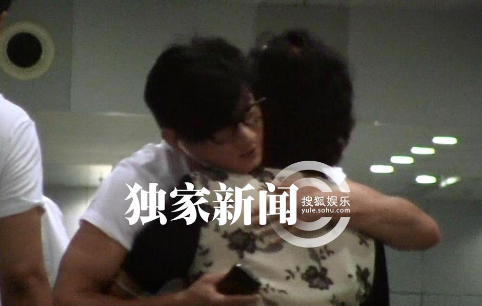 吴奇隆与大妈热情拥抱 吴奇隆与大妈热情拥抱