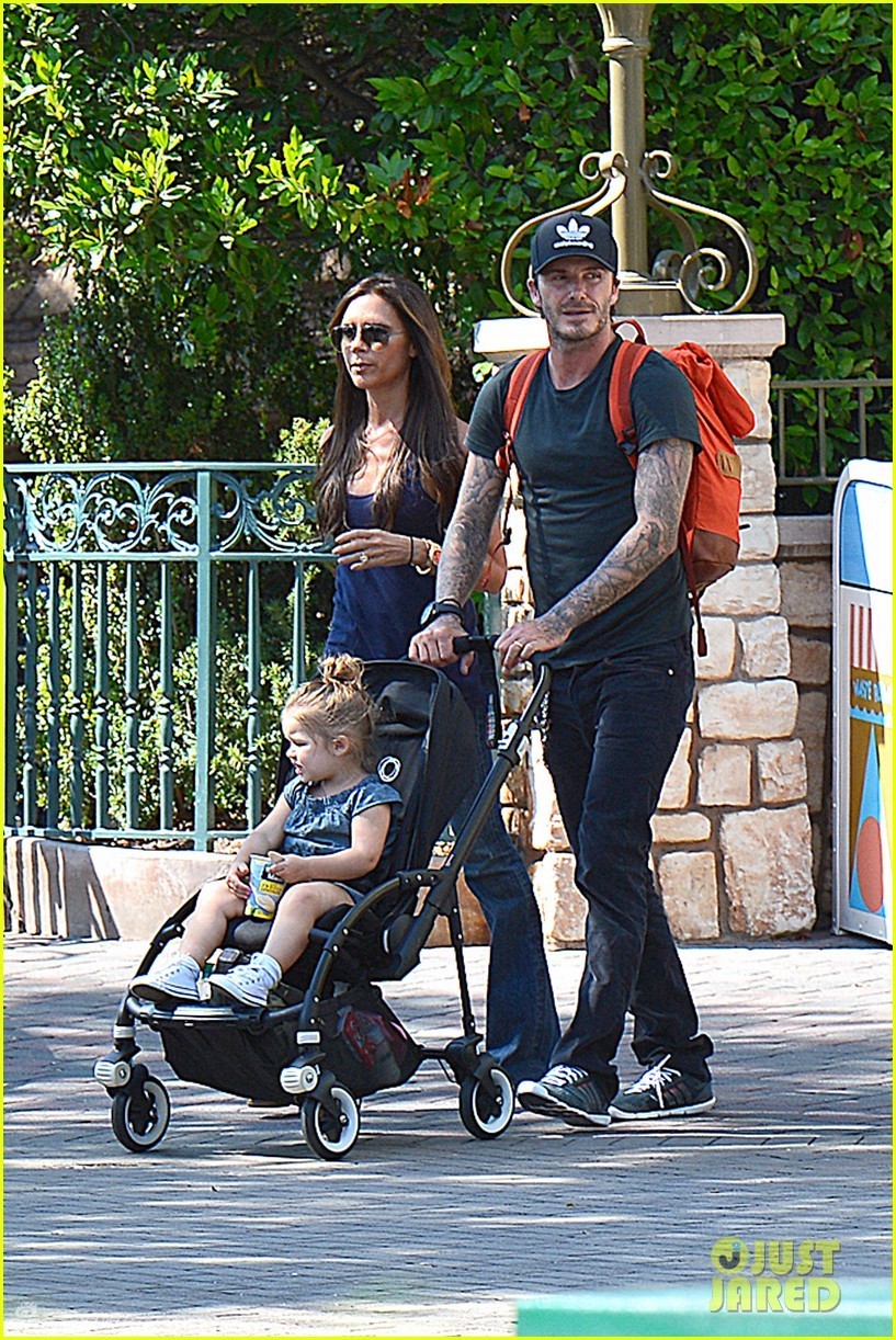 当地时间8月22日，加利福尼亚，贝克汉姆(David Beckham)和辣妹维多利亚带着他们的孩子游玩迪士尼，小贝充当摄影师为孩子们拍照，2岁的哈珀大摆姿势。
