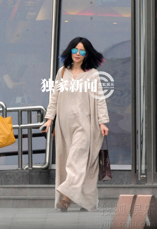 王菲拖地长裙衣着惊人 漂染那英同款发型(图)