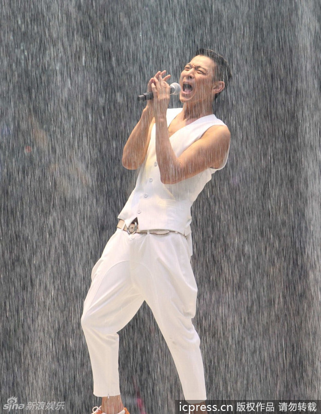 2013年9月13日，上海，刘德华上海演唱会第三场，天王扮可爱卖萌High翻全场，露腹肌与女伴缠绵。