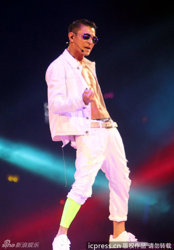 2013年9月13日，上海，刘德华上海演唱会第三场，天王扮可爱卖萌High翻全场，露腹肌与女伴缠绵。