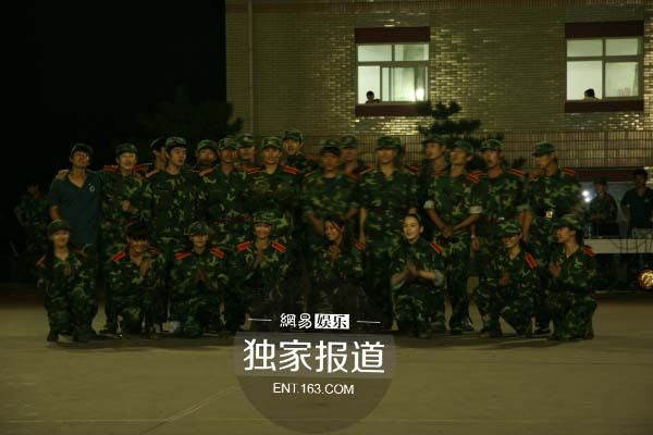 中戏新生军训照图片