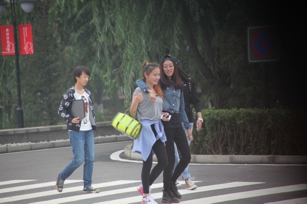 中戏新生军训照曝光 两天不洗澡仍坚持化妆