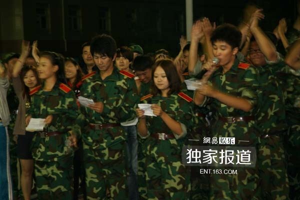 中戏新生军训照图片