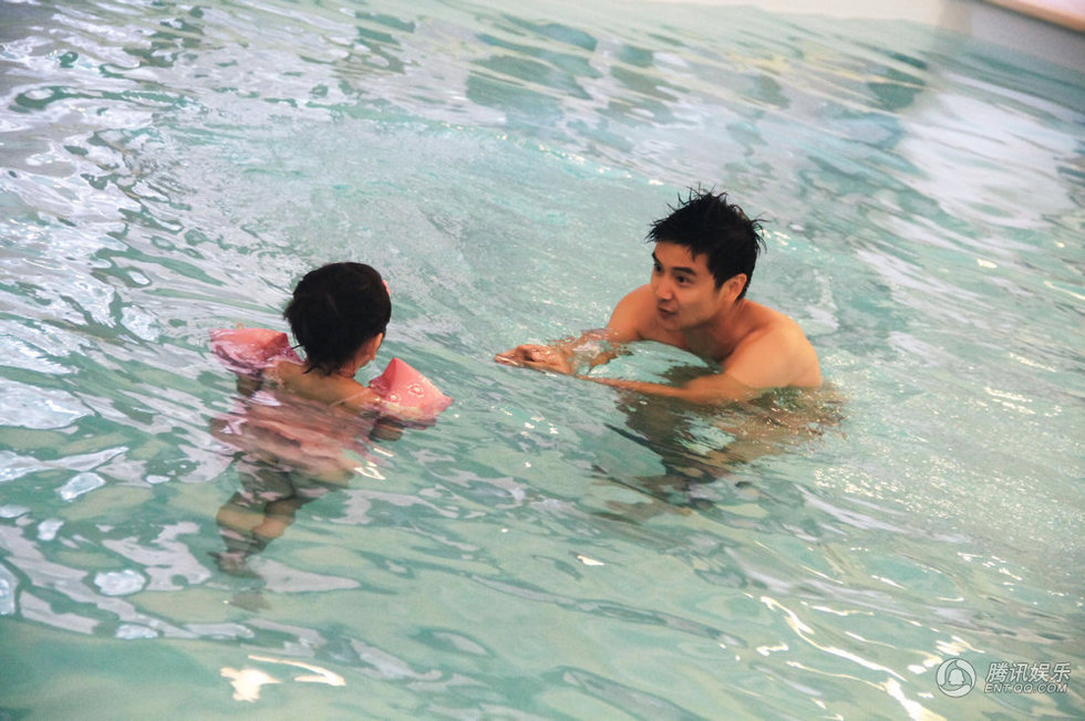 田亮<em>父女戏水</em>温情无限 女儿甜美似叶一茜(图) 