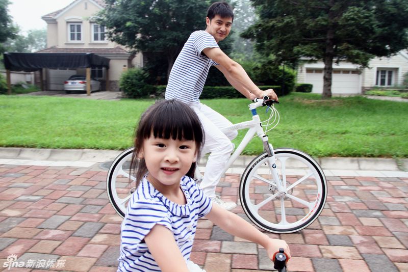 田亮<em>父女戏水</em>温情无限 女儿甜美似叶一茜(图) 