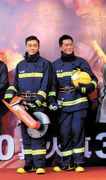 　刘青云、古天乐身穿消防员制服出场。