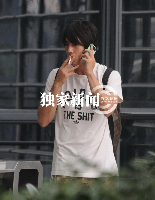 <em>林更新富二代女友</em>接机 周海媚素颜会帅哥(图) 