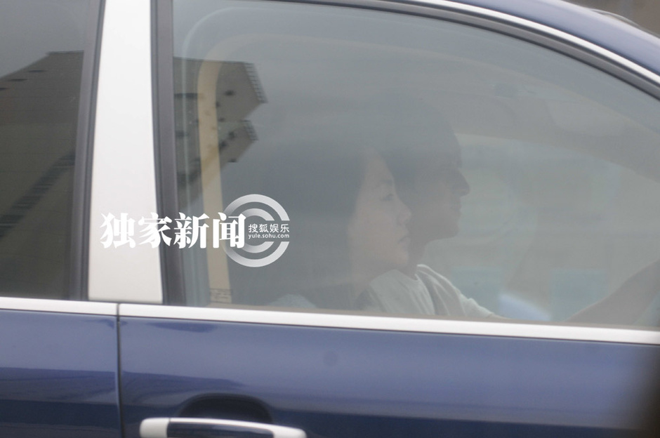 <em>林更新富二代女友</em>接机 周海媚素颜会帅哥(图) 