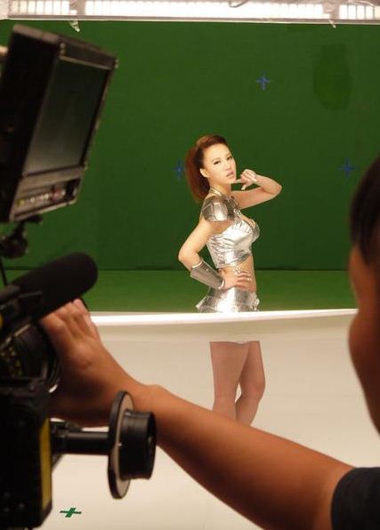 日前，台湾新一代宅男女神林采缇一身爆乳装为新歌拍摄MV。