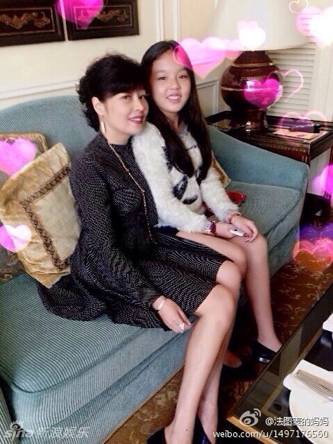 李咏哈文携女澳门名店血拼