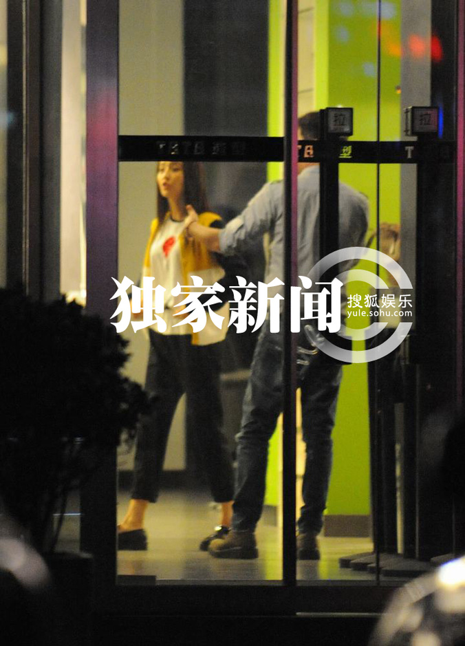 <em>佟丽娅</em>发廊做<em>头发</em> 陈思成护花恩爱相伴(组图) 