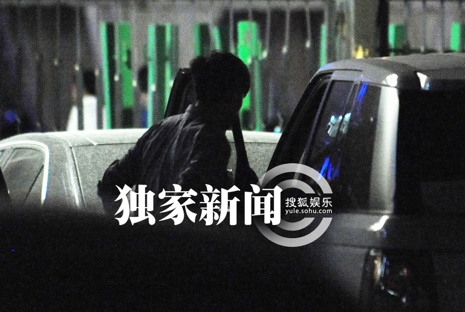 <em>佟丽娅</em>发廊做<em>头发</em> 陈思成护花恩爱相伴(组图) 