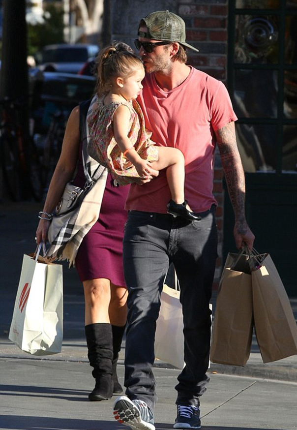 贝克汉姆带女儿外出购物 送亲吻洋溢父爱
