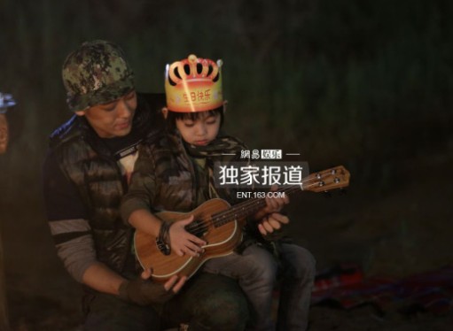 林志颖送小吉他给Kimi 合唱'十七岁的雨季'庆生