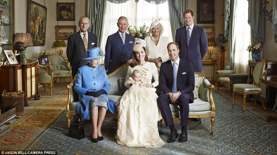 英国发布王室成员全家福 凯特母子坐正席(图)