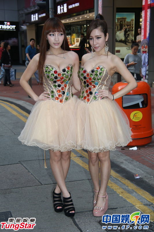 嫩模当街拆<em>胸罩</em>脱底裤赠人<em>闻</em> 称非色情的钱都